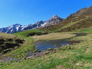 14 Piccolo laghetto in conca dei pratoni con vista in Pegherolo-Cavallo-Siltri